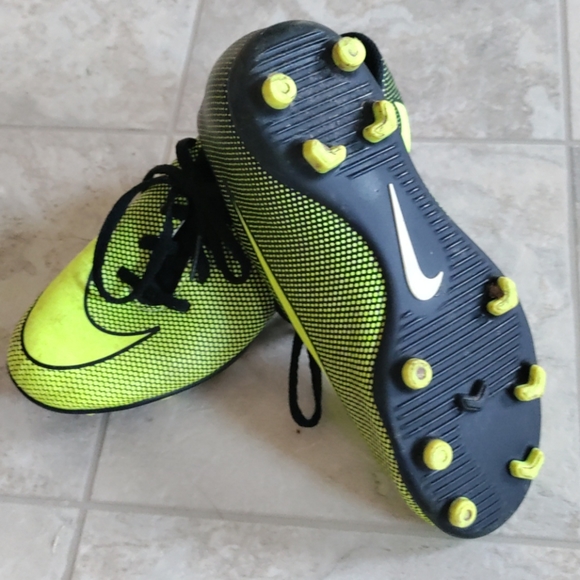 Boys Nike soccer shoes, size 4 - Picture 2 of 2